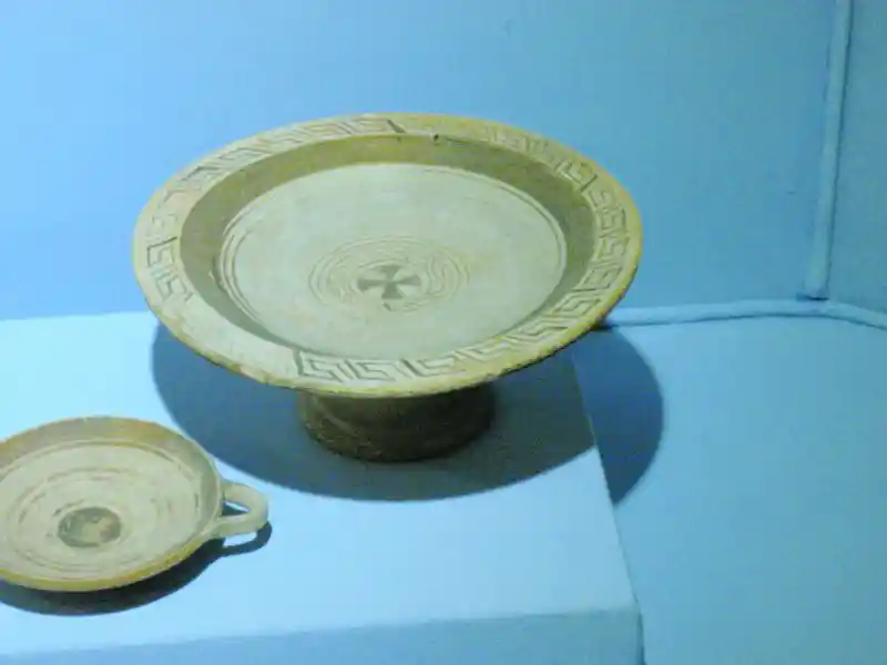 Plates with cross design at the center